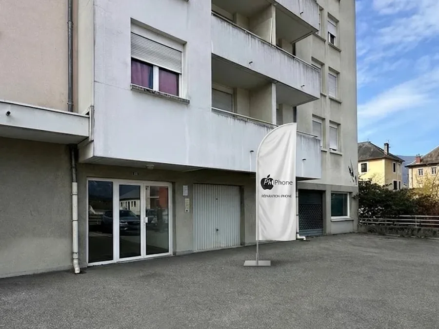 Entrée de l'atelier PhiPhone à La Motte-Servolex, oriflamme Réparation iPhone devant la boutique